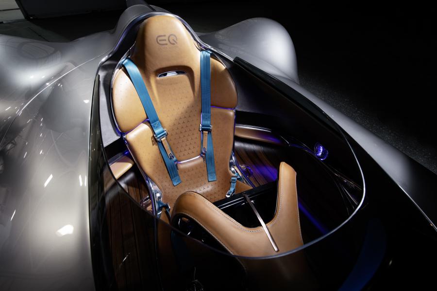 Интерьер Mercedes-Benz Vision EQ Silver Arrow 2018 года  (фото 31 из 34)